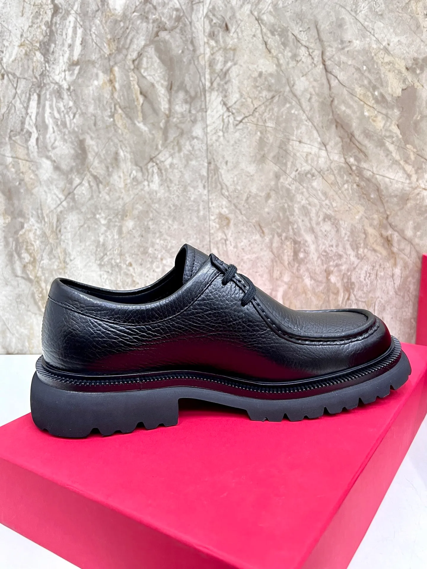 Original quality P780 Brand: Ferragamo Standard code: Men's code 39.40.41.42.43.44 Grade: Same style as the official website High-quality men's shoes Material: Customized first-layer calfskin with water-dyed cowhide lining Cowhide tiptoe Original non-slip and wear-resistant rubber outsole Style category: Men's formal business leather shoes are young and fashionable European and American trends British style Casual matching Comfortable feet Color: actual picture